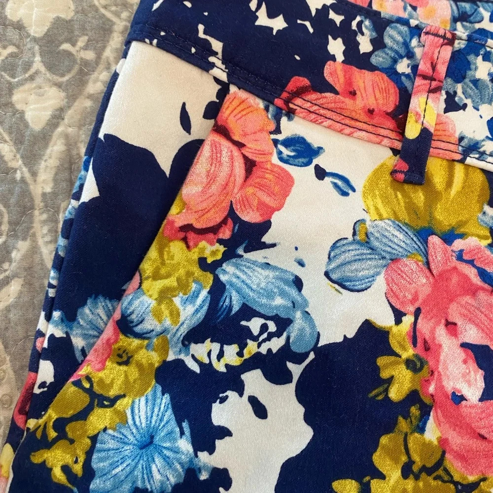 NWOT Isaac Mizrahi cotton blend floral shorts size 8 - Picture 3 of 7